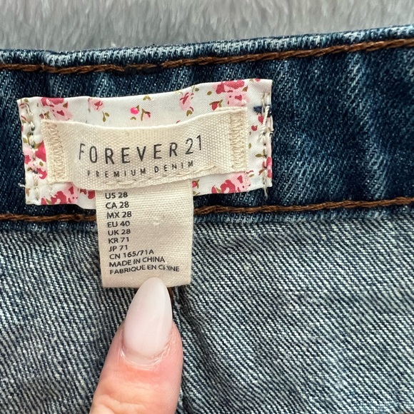 Forever 21 denim shorts with lace appliqué. Size 28 - Picture 3 of 14